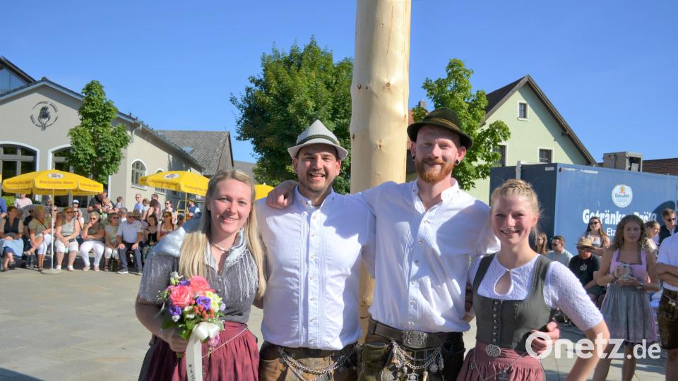 Das neue und das alte Ober-Kirwapaar (von links): Cornelia Gallitzdörfer, Matthias Zimmerer, Raphael Landgraf und Johanna Kick. Bild: kki