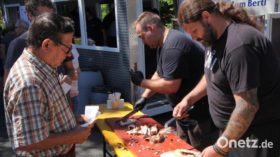 Eine lange Schlange bildete sich am Verkaufsstand für das Schwein vom Spieß. Bild: kro