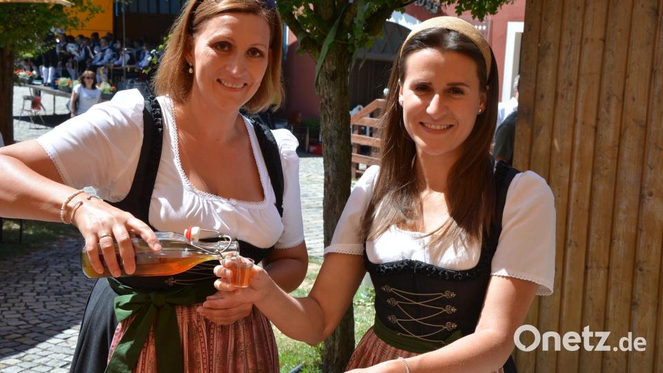 Hildegard (links) und Verena aus dem oberösterreichischen Andorf servierten Hochprozentiges aus ihrer Heimat. Bild: jr