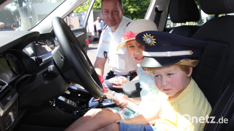 Fabian und Paulina durften neben Polizeihauptkommissar Andreas Sennert in einem Polizeiauto Platz nehmen. Bild: kro