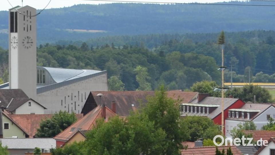 Weit sichtbar über die Pirker Dächer, der 25m lange Kirwabaum auf dem Dorfplatz. Bild: kki