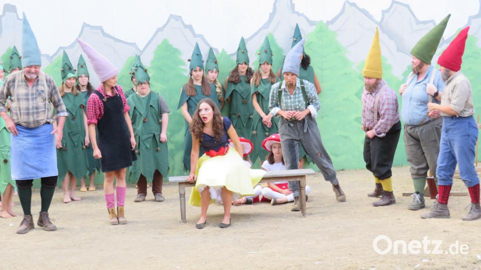 Die sieben Zwerge finden Schneewittchen. Bild: adj