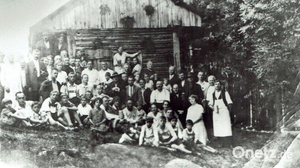 Dieses Bild zeigt das Buchbergfest um das Jahr 1930 bei einer alten Forstarbeiterhütte &quot;am Steinplattl&quot;. Repro: sh