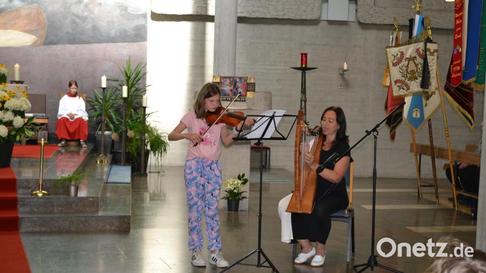 Die in Pirk untergebrachte Ukrainerin Yelena Sinenko sang und spielte im Gottesdienst zusammen mit Judith Ernstberger. Bild: kki