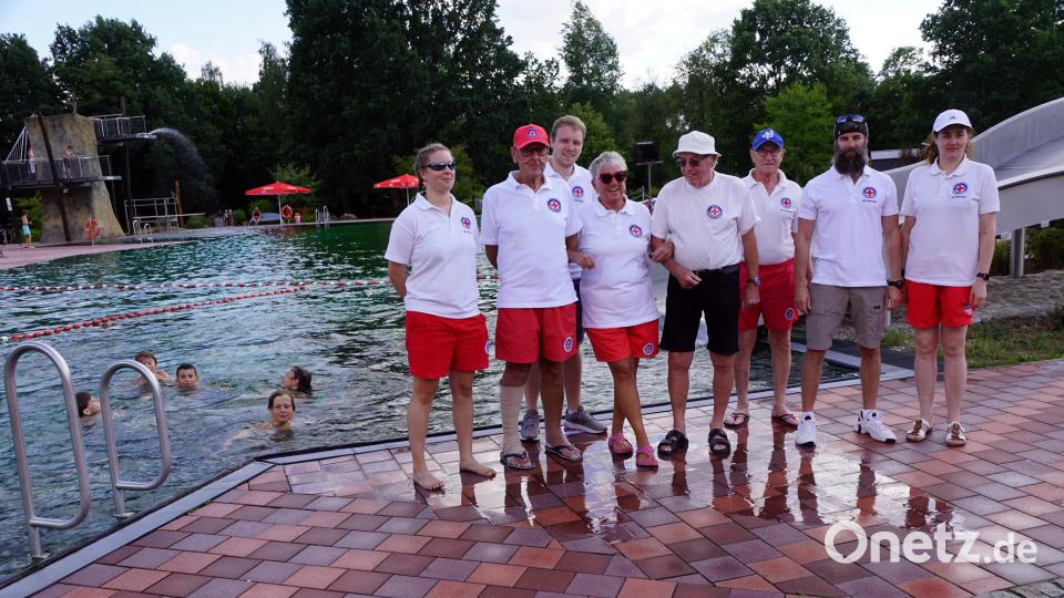 Gemeinsam verrichten die Wasserwachten aus Immenreuth und Kemnath Dienst im Naturerlebnisbad. In ihrer Mitte Johann Stiegler (Fünfter von links). Er erhielt vor 50 Jahren den Auftrag, die Wasserwacht Immenreuth aus dem Boden zu stampfen, ohne die das Bad hätte nicht eröffnet werden können. Bild: bkr