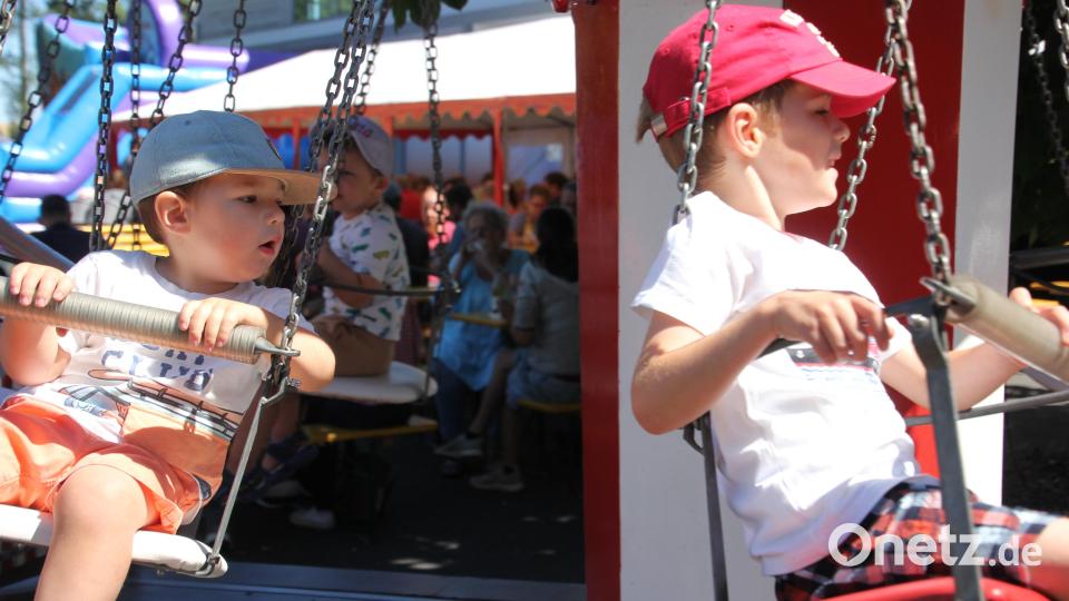 Bei der Gewerbeschau auf dem Gelände von Möbel Hösl gab es für Mädchen und Buben auch ein Kinderkarussell. Bild: kro