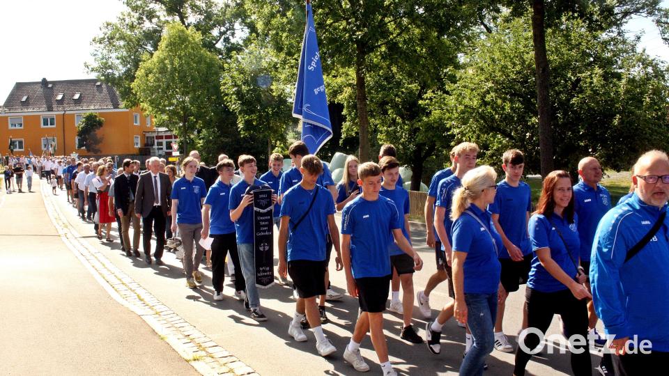 Mit einem Festzug von der Kirche zum Sportplatz eröffnet die SpVgg Schirmitz den Festtag. Bild: zer