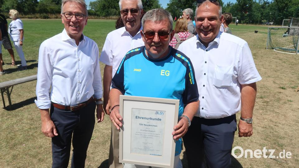 Stolz präsentiert TSV-Chef Edmund Geber die Ehrenurkunde des Landessportverbandes für den Verein. Bild: Kunz