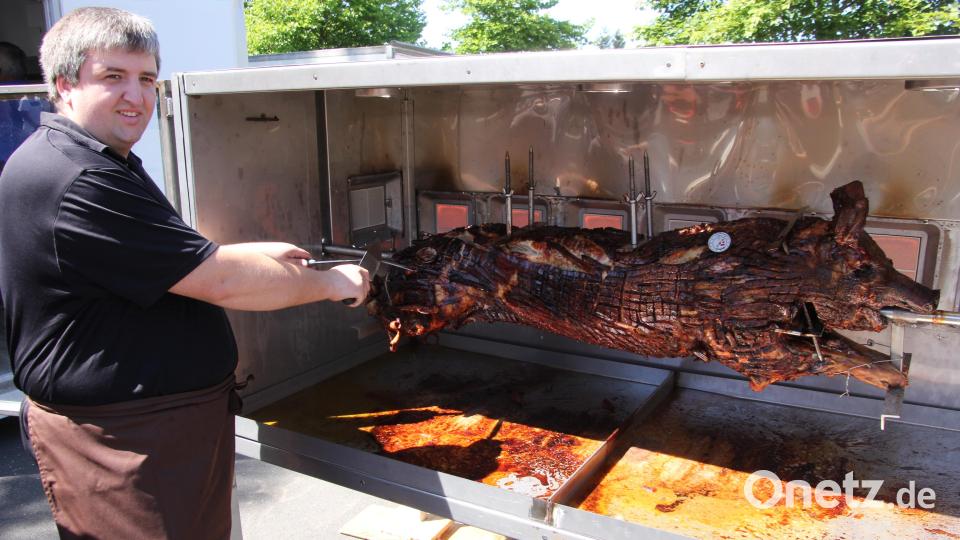 Der absolute Renner war ein 81 Kilogramm schweres gegrilltes Schwein vom Spieß. Daniel Zwerenz beaufsichtigte den Grill. Bild: kro