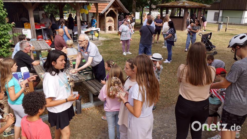 Für die Kinder war der Stand von Heinrich Dworzak ein Anziehungspunkt. Die Kinder nahmen die gebastelten Pferde gerne als Erinnerungsgeschenk mit. Bild: bkr