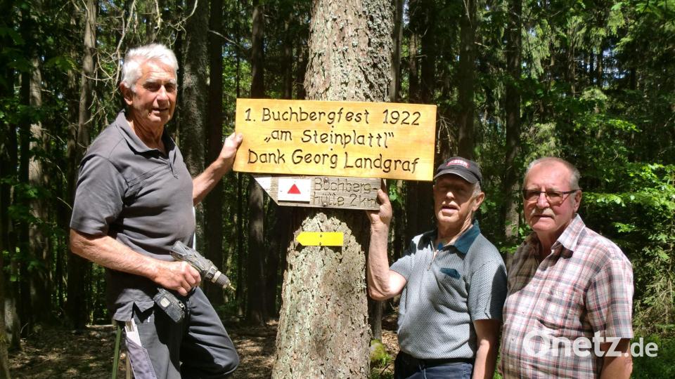 Trachtlerwanderwart Heinz Gebhardt (von links), 1. Vorsitzender Erwin Meier und 2. Vorsitzender Hans Grieger bringen die neue Gedenktafel an. Nicht auf dem Foto ist Trachtlerchronist Ewald Großmann. Bild: sh