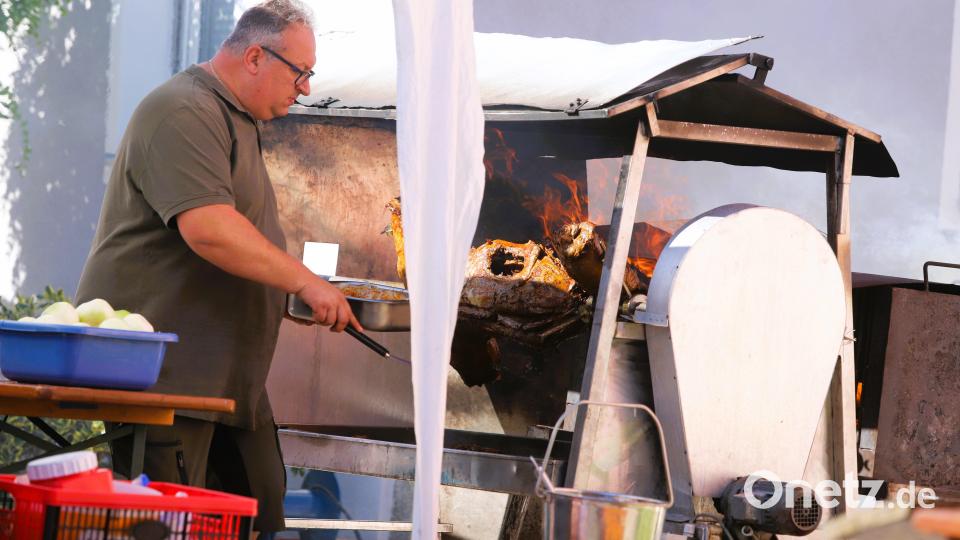 Der Wildschweinbraten schmeckt den Gästen. Bild: war