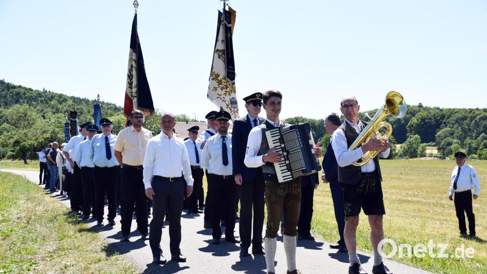 Ein Festzug mit den Vereinen des Kreisverbandes Amberg Sulzbach und dem Präsidenten des BSB marschierte zum Sportplatz, wo die Feier statt fand. Bild: wku