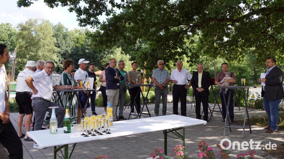 Unter der großen Eiche begrüßte Immenreuths Bürgermeister Thomas Kaufmann die Gäste. Unter ihnen die Bürgermeister der Partnergemeinden Roman Schäffler aus Kemnath (8.v.r.), Günter Kopp aus Kulmain auch als Stellvertretenden Landrat (3.v.r.) sowie Christian Porsch aus Speichersdorf (2.v.r.). Bild: bkr