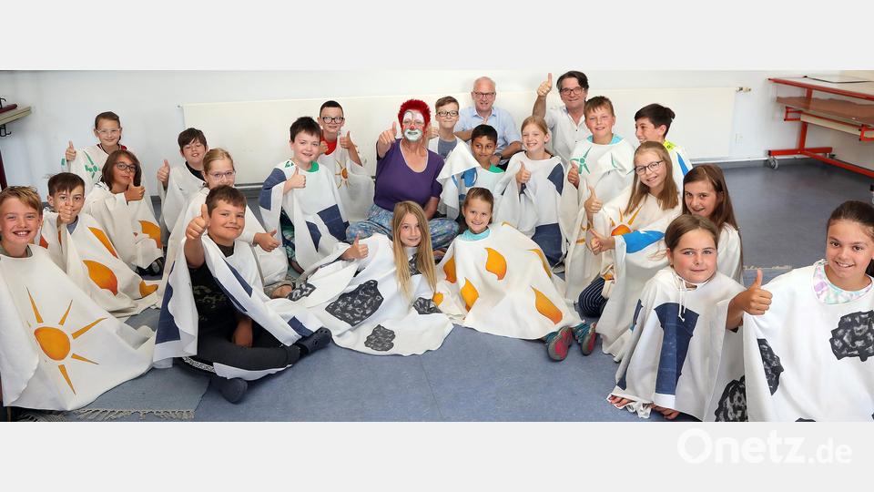 &quot;Umweltclownin&quot; Ines Hansen hatte zwei Stunden Spaß mit Schülern der Grundschule Hahnbach. Bild: Wolfgang Steinbacher