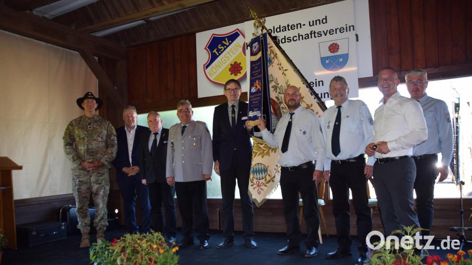 Beim Festakt: (von links): Jason Turner, Richard Reisinger, Horst Embacher, Norbert Bücherl, Richard Drexl, Stefan Vogl, Horst Pirner, Jörk Kaduk und Torsten Brunner. Bild: wku