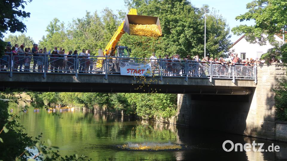 Ein Radlader kippt 5800 Gummienten in den Flutkanal. Bild: Kunz