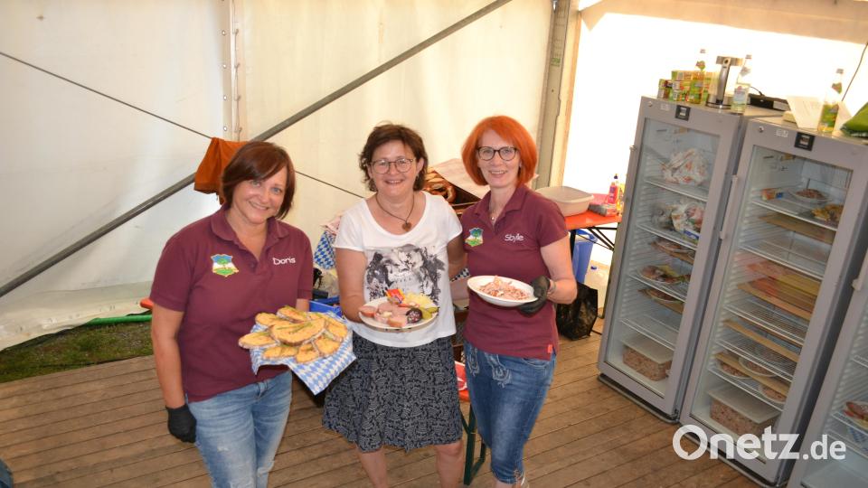 Die &quot;Kirwa-Mamis&quot; sorgten für die Brotzeit beim Zoiglabend. Bild: kki