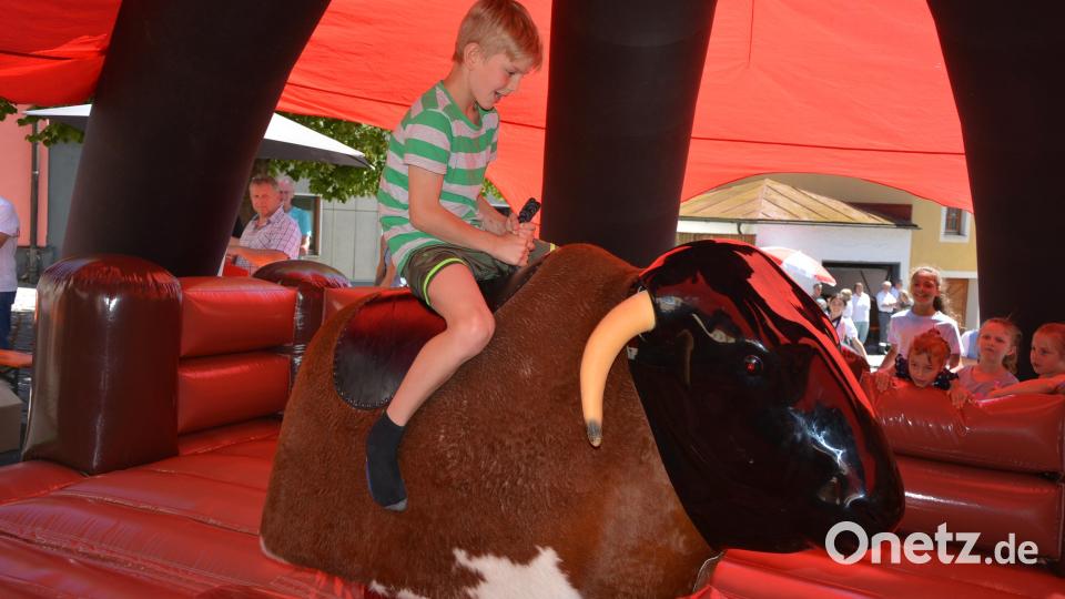 Geschicklichkeit und Kraft waren beim Bullriding gefordert. Bild: jr