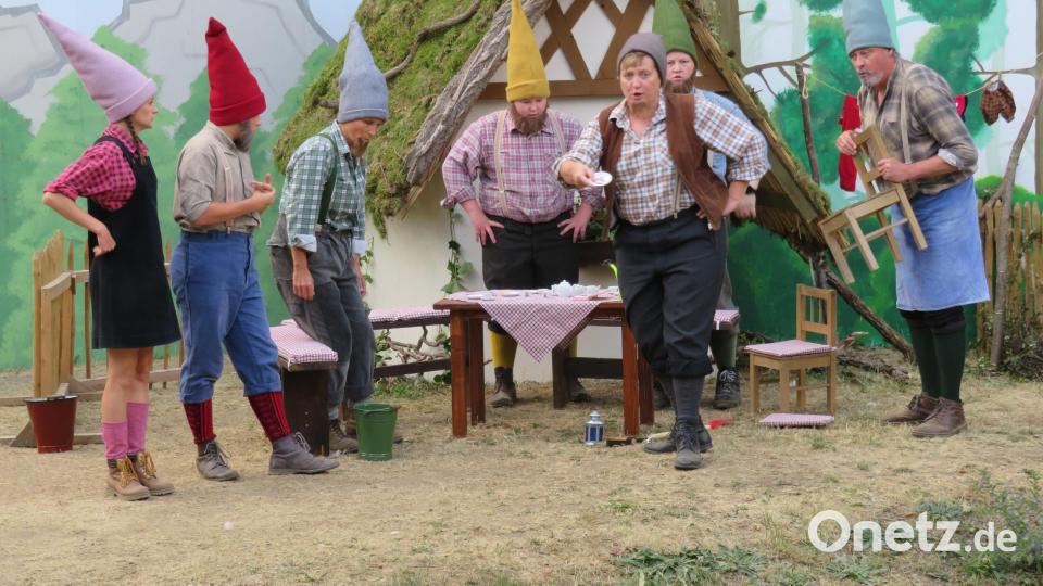 Wer hat von meinem Tellerchen gegessen? Die sieben Zwerge sind ein Hingucker auf der Bühne. Bild: adj