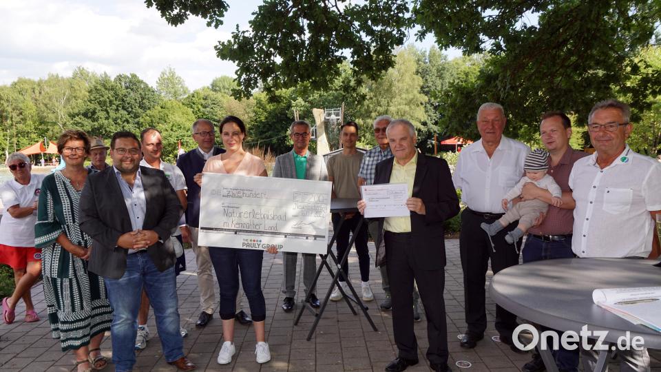 Schecks sind immer willkommen. Zwei durfte Geschäftsführer Günther Strobel (rechts) für die Naturbad GmbH entgegennehmen. Bild: bkr