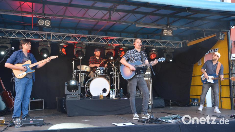 Peter Geyer (Mitte von rechts) alias &quot;pez&quot; mit Band sorgte für Stimmung. Bild: jr