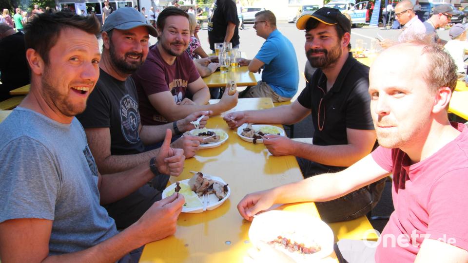 Neben vielen Schmankerln war zur Mittagszeit besonders der Schweinebraten bei der Gewerbeschau samt Fischerfest beliebt. Bild: kro