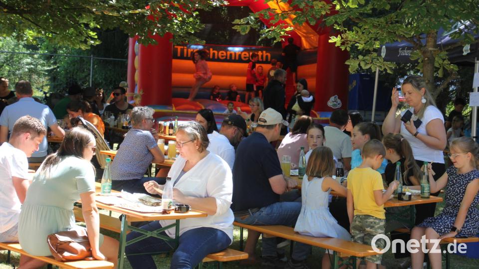 Mittagessen unter schattenspendenden Bäumen. Für Mädchen und Buben war zudem eine Hüpfburg aufgebaut. Bild: kro