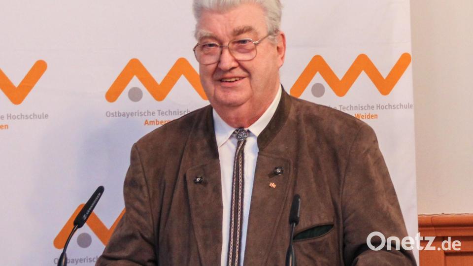 Professor August Behr, Gründungspräsident und Ehrensenator der Fachhochschule Amberg-Weiden, ist Anfang Juli verstorben. Archivbild: OTH Amberg-Weiden/Sonja Wiesel