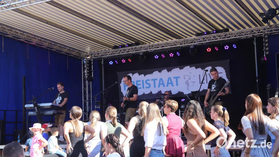 Girls, Girls, Girls vor der Bühne. Bild: war