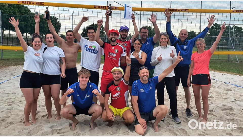 So sehen Sieger aus: die drei erstplatzierten Teams mit Linda Trager vom Organisations-Team (rechts). Bild: tra