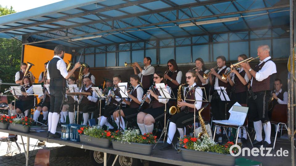 Die 35-köpfige Marktmusikkapelle Andorf (Oberösterreich) spielte auf einer der Bühnen auf. Bild: jr