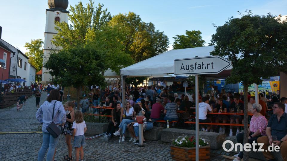 Auf dem Therese-Neumann-Platz herrschte auch bei Einbruch der Dämmerung noch Hochbetrieb. Bild: jr