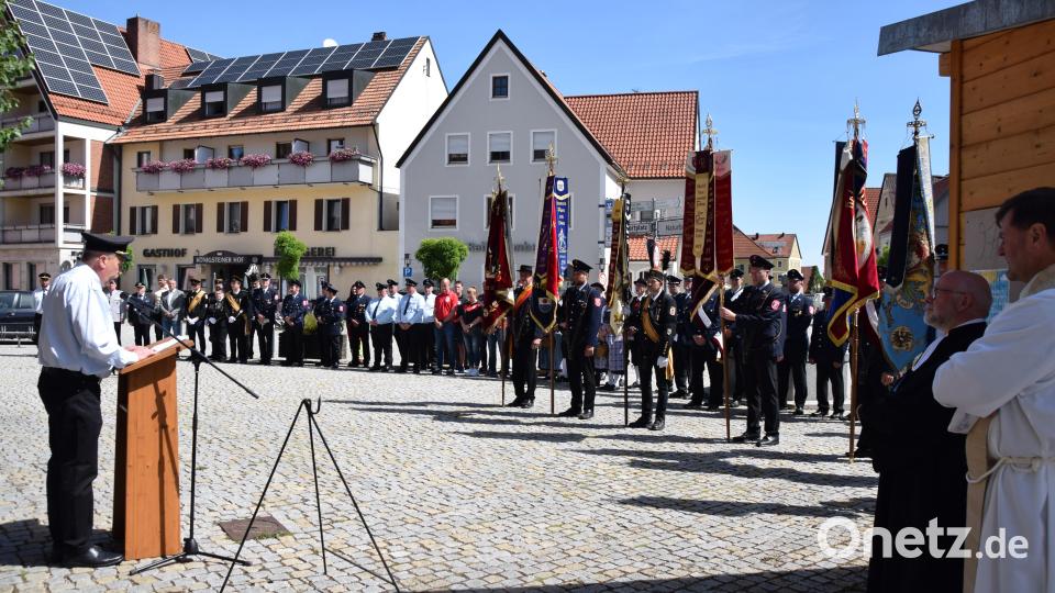Ehrenvorsitzender Horst Pirner (am Rednerpult) gedachte der gefallenen Soldaten am Ehrenmal, vor dem Bürgermeister Kaduk und Vorsitzender Stefan Vogl Kränze nieder legten. Bild: wku