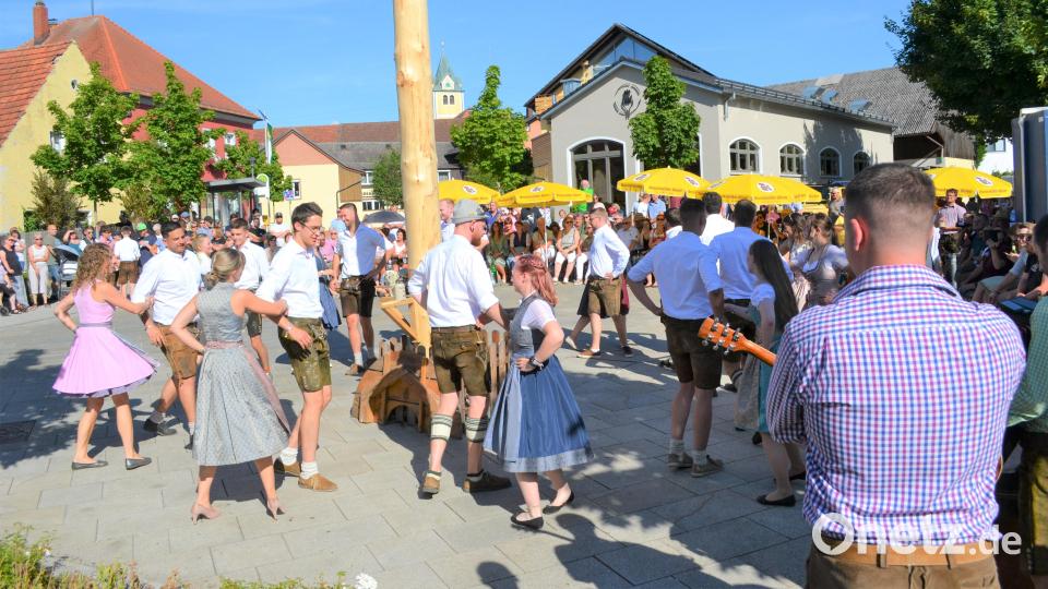 Sonnenschein und Kirwatanz, die Pirker sammelten sich zum Zuschauen auf dem Dorfplatz. Bild: kki