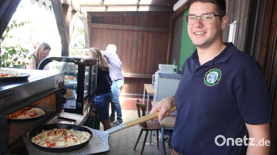 Alexander Schubert bereitet eine &quot;Pizza Forelle&quot; vor. Bild: kro