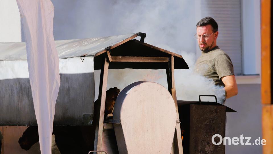 Bei hochsommerlichen Temperaturen ist die Arbeit am Wildsau-Ofen keine leichte. Bild: war