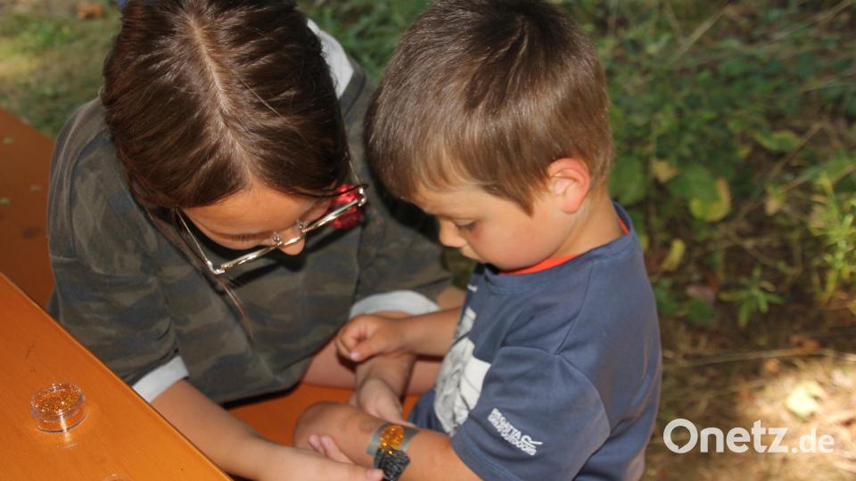 Besonders für die Kinder gab es ein schönes Rahmenprogramm. Sehr gut kamen neben dem Kinderschminken die Glitzer-Tattoos an. Bild: kro