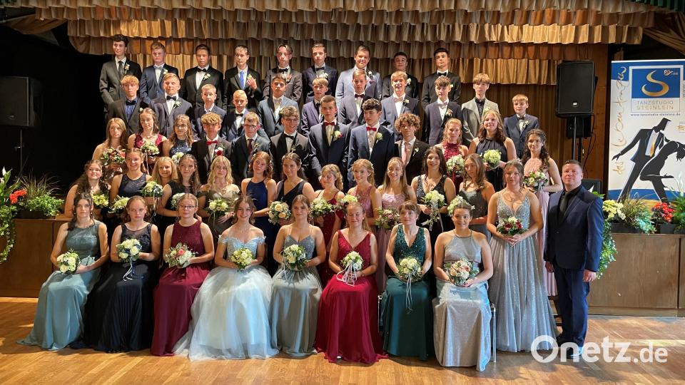 Die Tanzpaare der 9. Klasse der Realschule Auerbach beim Abschlussball mit Tanzlehrer Tobias Losert (rechts). Bild: wku