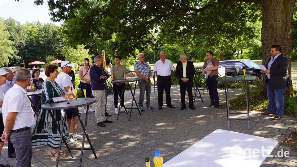 Unter der großen Eiche begrüßte Immenreuths Bürgermeister Thomas Kaufmann die Gäste. Unter ihnen die Bürgermeister der Partnergemeinden Roman Schäffler aus Kemnath (Achter von rechts), Günter Kopp aus Kulmain auch als Stellvertretenden Landrat (Dritter von rechts) sowie Christian Porsch aus Speichersdorf (Zweiter von rechts). Bild: bkr