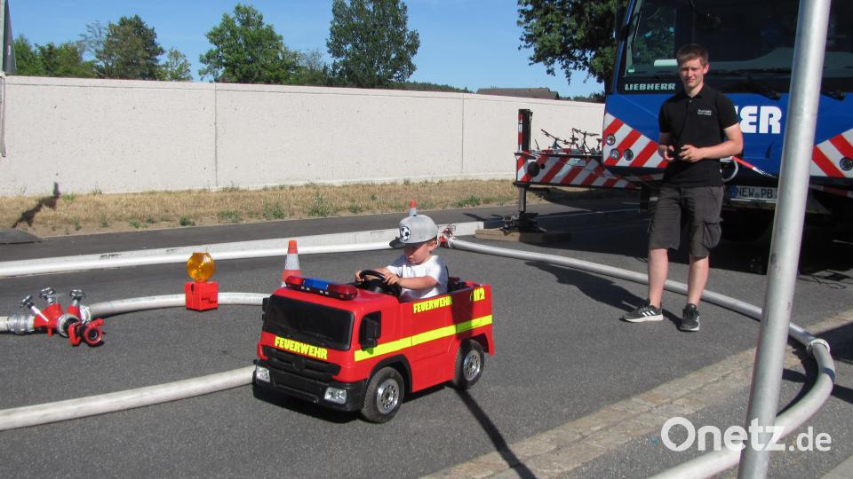 Mit einem Minifeuerwehrauto drehten die jüngsten ihre Runden. Bild: sei