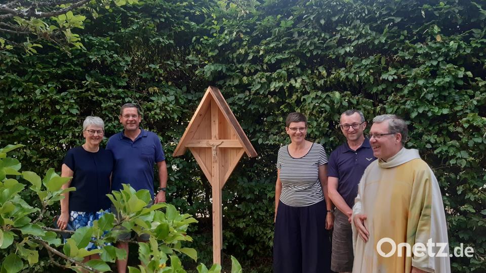 Durch Spenden konnte ein neues Kreuz im Hausmeistergarten des Hauses Johannisthal aufgestellt werden. Bild: Klaus Wegmann/exb