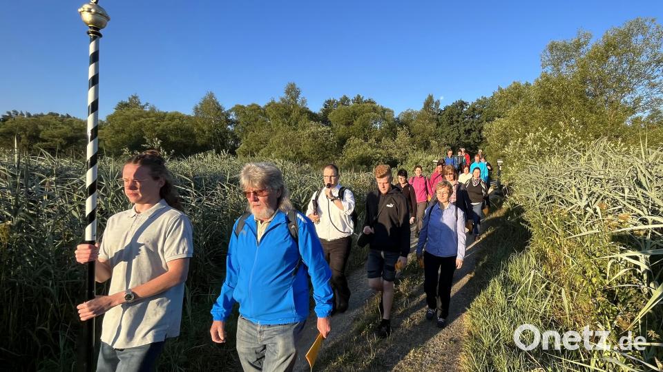 Mit Pfarrer Daniel Fenk (Dritter von links) pilgern die Grafenwöhrer zum Barbaraberg. Bild: mor