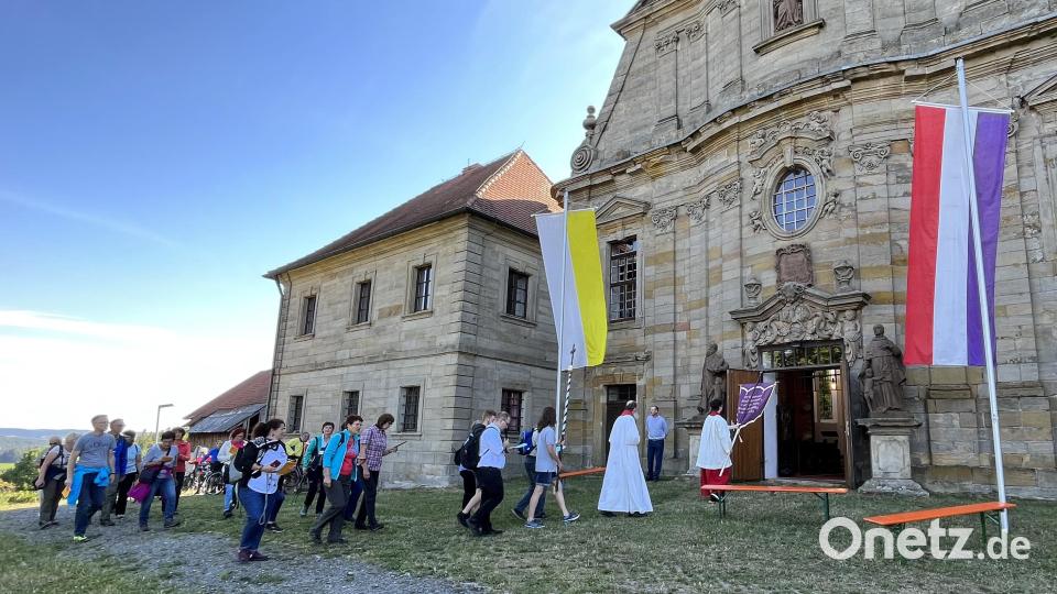 Zum 38. Mal pilgern die Grafenwöhrer auf den Barbaraberg. Pfarrer Daniel Fenk begleitet die Gläubigen. Pater Benedikt vom Kloster Speinshart empfäntg die Wallfahrer auf dem „heiligen Berg“. Bild: mor