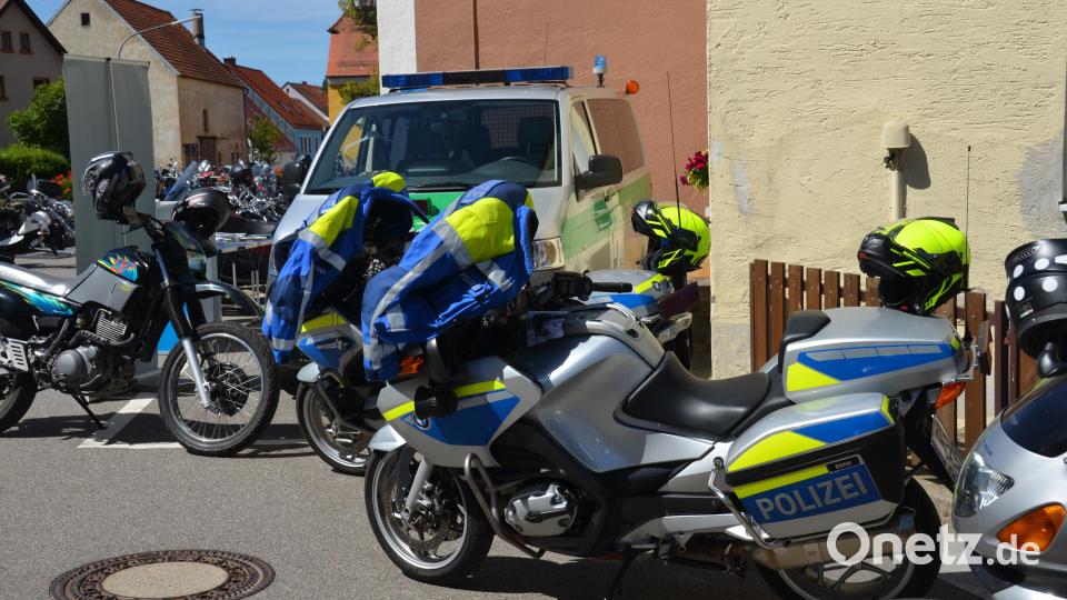 Von der Verkehrspolizeiinspektion Weiden waren Polizeibeamte mit dem Motorrad angereist und gaben wichtige Tipps. Bild: dob