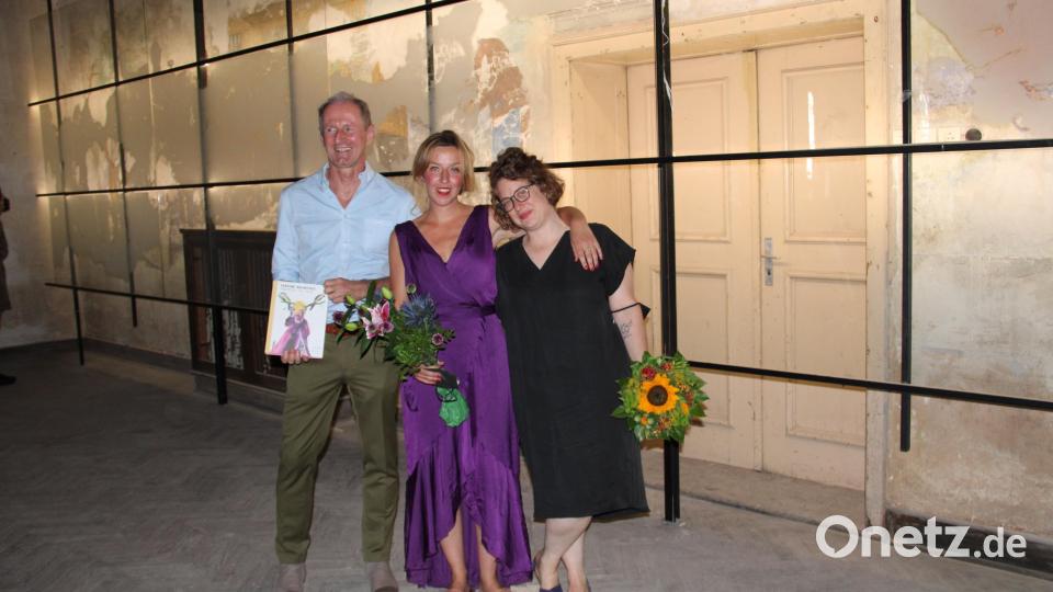 Mit der Ausstellung der südafrikanischen Künstlerin Talya Lubinsky (rechts) nutzt Jörg Skriebeleit (links), der Leiter der KZ-Gedenkstätte Flossenbürg das ehemalige DESt-Verwaltungsgebäude als Experimentierfeld Erinnerung. Die Kuration der Ausstellung lieg in den Händen von Dr. Katharina Fink (Mitte) Bild: prh