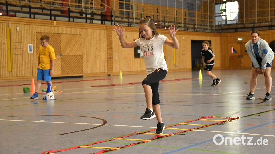 Beim Aktionstag &quot;Beweg dich schlau&quot; konnten die Mädchen und Buben der 3. Klassen an der Max-Josef-Schule ihre Bewegungstalente entdecken. Bild: Petra Hartl