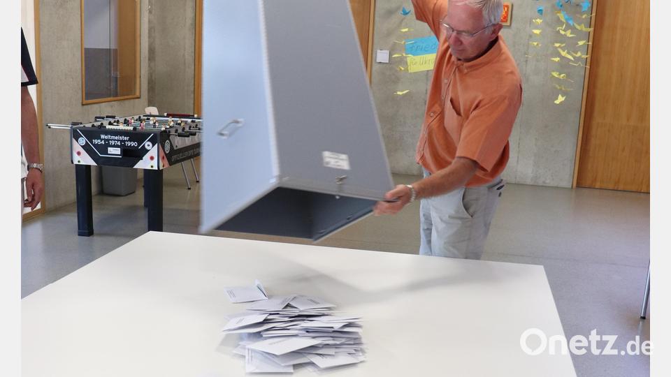 Drei Wahlhelfer-Teams mit 29 Personen zählten die Stimmen des Bürgerentscheids zur Bauleitplanung Betzenmühle aus. Nach 18 Uhr wurde die Wahlurne in der Grundschule in Plößberg geöffnet. Die 85 dort abgegebenen Abstimmungszettel
waren nach etwa 30 Minuten ausgezählt. Bild: flt