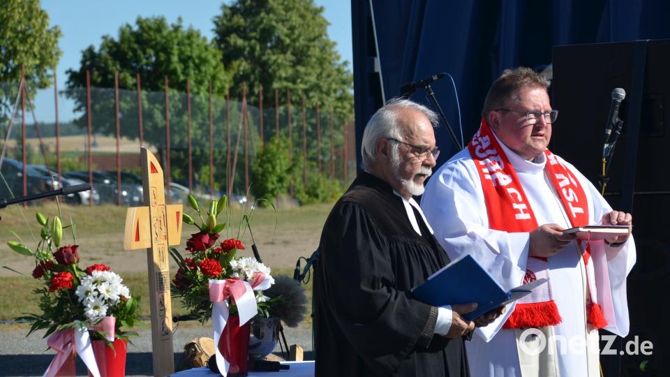 Ökumenische Segnung mit den Pfarrern Sven Grillmeier und Jürgen Taegert (von rechts). Bild: ak