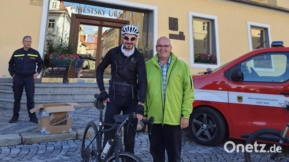 Die Bürgermeister Klaus Meyer (rechts) und Antonín Jalovec in Eger/Cheb. Bild: Tanja Saller/exb